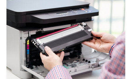 Jak wymienić toner w drukarce?