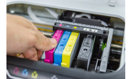 Tusz o drukarki a toner - czym się różnią i co się bardziej opłaca?